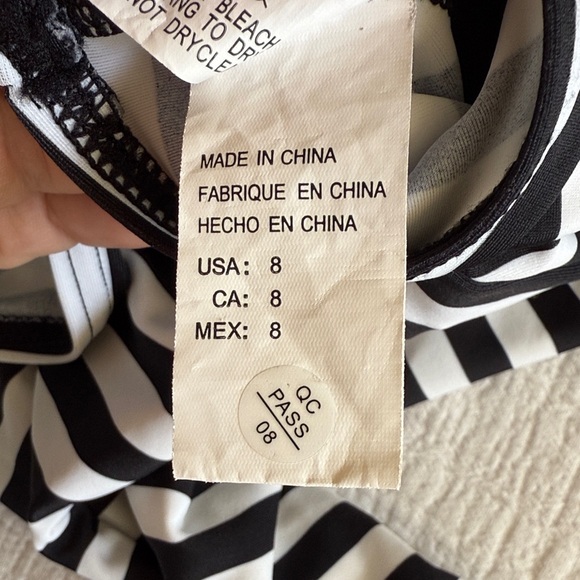 Black and White cropped swim shirt / 8 - Picture 9 of 9